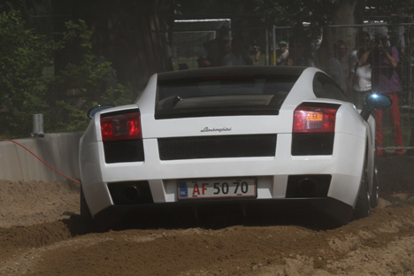 Kiesa i den smukke hvide Lamborghini. Et totalt bremsesvigt sendte bilen ud i sandgraven, som heldigvis fik bremset bilen ned.
(Foto: Allan Nielsen)